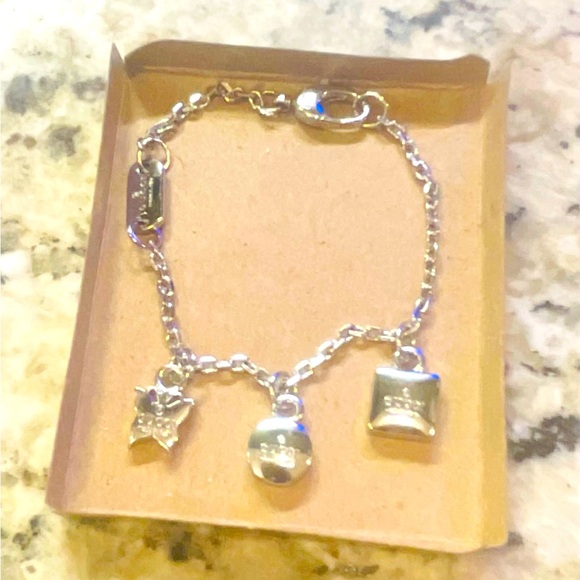 Adorable Gucci silver Charm Bracelet - Picture 1 of 4
